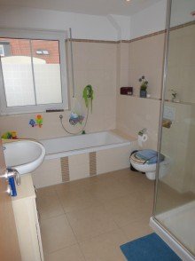 Badezimmer mit Wanne und Dusche ** erfolgreich verkauft**