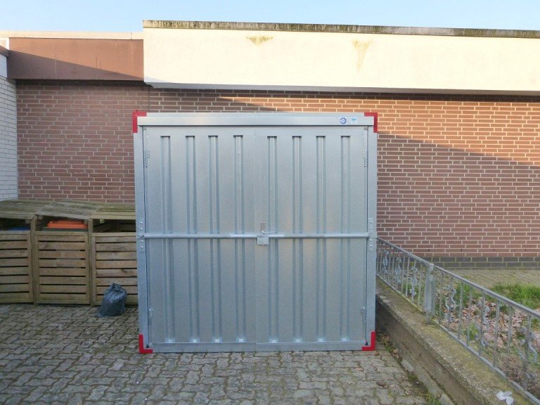 P1020347 Wedemark Wohnung Lagerboxen/ Blechcontainer
